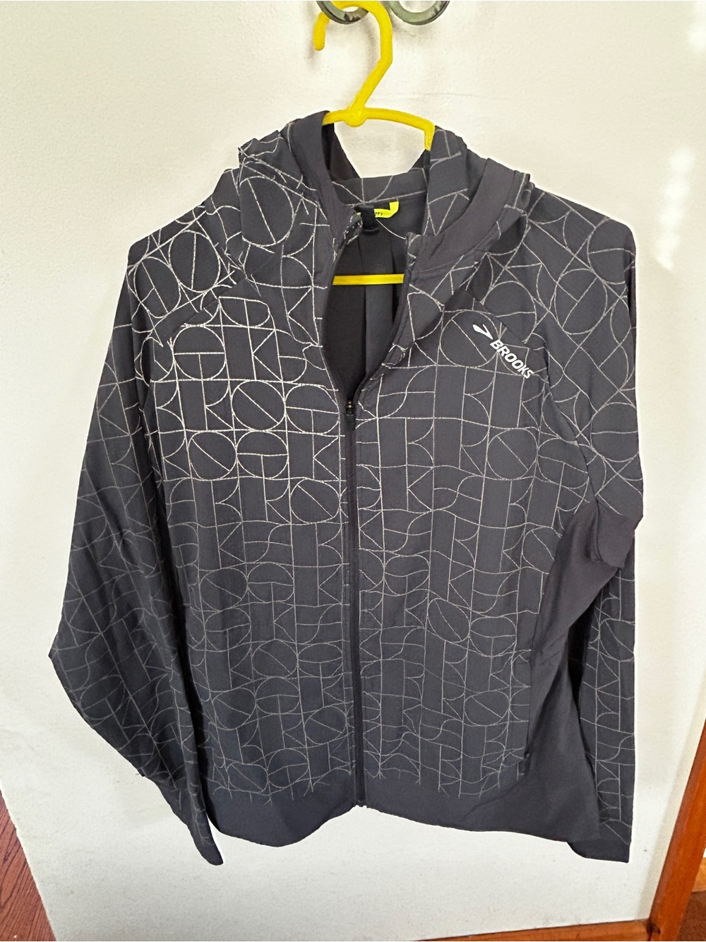 Brooks Run Happy Women’s size Large Hooded Running Jacket Reflective Full Zip